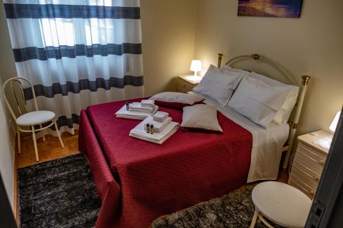 米兰德拉TUACASA的一间卧室配有一张床,上面放着两个托盘
