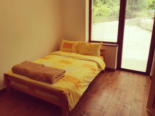 利塔尼Sobe Gmitrovic的一张小床,位于带两个窗户的房间
