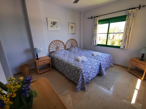 卡萨雷斯Beach Diamond的一间卧室配有一张带两个枕头的床