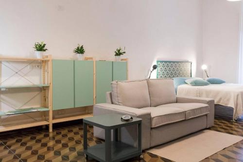 萨尔泰阿诺CASADELCORSO NOGI的客厅配有沙发和1张床