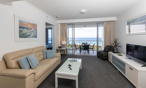 黄金海岸Ocean Pacific Resort - Official的带沙发和电视的客厅
