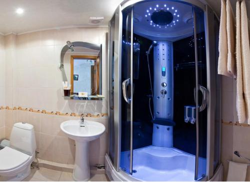 秋明斯洛维纳亚罗斯查酒店的带淋浴、卫生间和盥洗盆的浴室