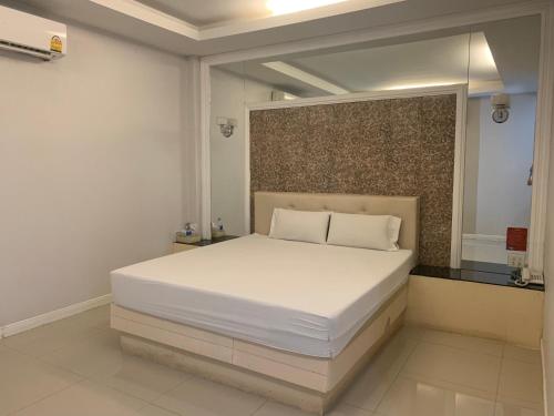 Ban Khlong Ta KhotMerry Resort Photaram的卧室配有一张白色大床