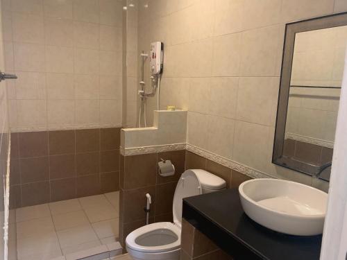Ban Khlong Ta KhotMerry Resort Photaram的一间带卫生间和水槽的浴室
