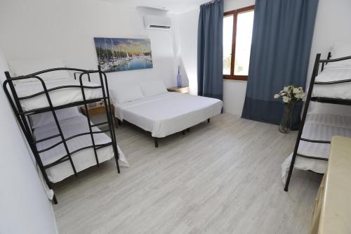 里米尼Appartamenti Feel Good的配有一张床和两张双层床的房间