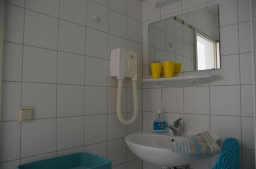 奥特里德维茨Luett-Osten-300-Meter-bis-zum-Strand的白色的浴室设有水槽和镜子
