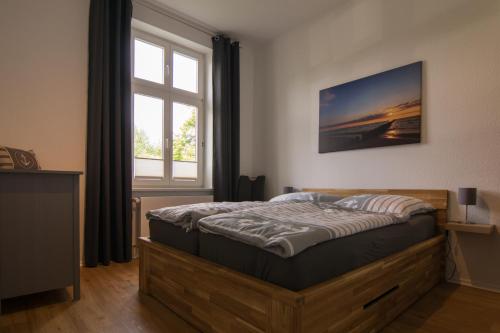 施特拉尔松德Ferienwohnung Sundkieker的一间卧室设有一张床和一个窗口