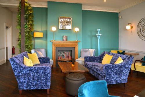 滨海克拉克顿金斯克利夫酒店的客厅设有两张沙发和一个壁炉