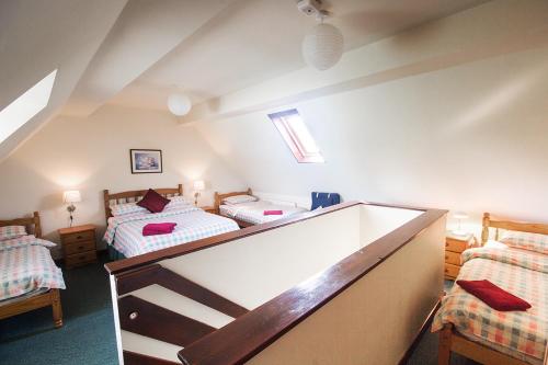 奥尔顿米克林农场山林小屋的一间阁楼卧室,房间内设有两张床