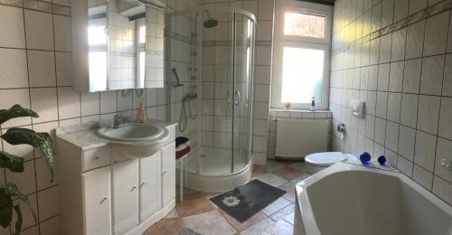 贝恩堡Zimmervermietung Barth的带浴缸、盥洗盆和卫生间的浴室