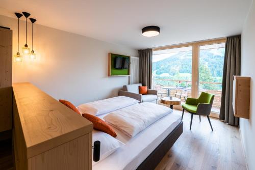巴尔德赫旺伊芬山美景环保酒店的酒店客房设有一张床和一个大窗户