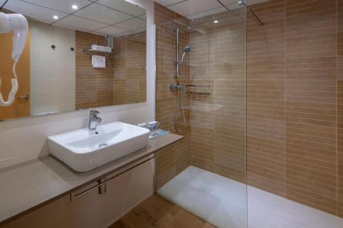 霍斯皮塔勒·德尔英福4R Meridià Mar的一间带水槽和玻璃淋浴的浴室