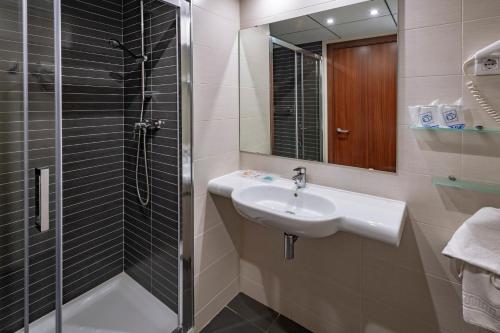 萨洛4R普拉亚公园酒店的一间带水槽和淋浴的浴室
