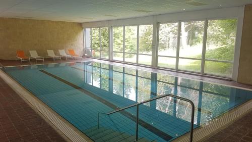 温特贝格度假村酒店内部或周边的泳池