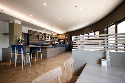 多索博诺维罗那机场会议及休闲酒店的餐厅设有酒吧,配有蓝色凳子