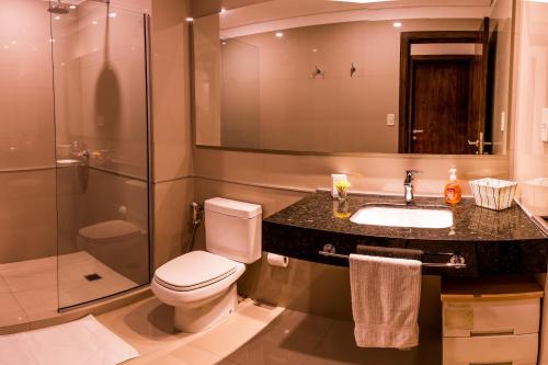 亚松森Realty PY Villa Morra的浴室配有卫生间、盥洗盆和淋浴。