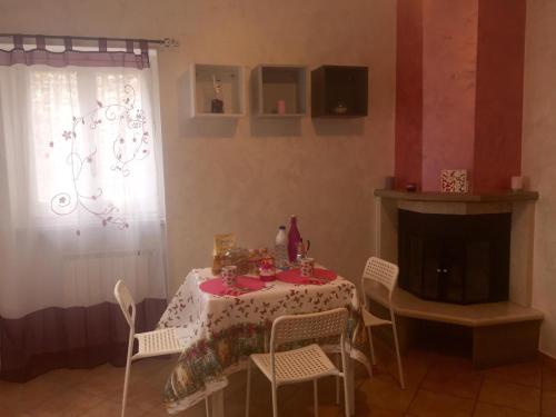 皮耶特拉佩尔托萨A due passi的一间带桌子和壁炉的用餐室