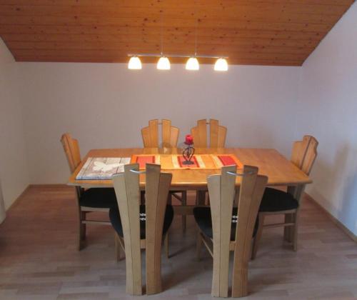 阿尔戈伊地区伊斯尼Ferienwohnung Steible的餐桌、椅子和木桌