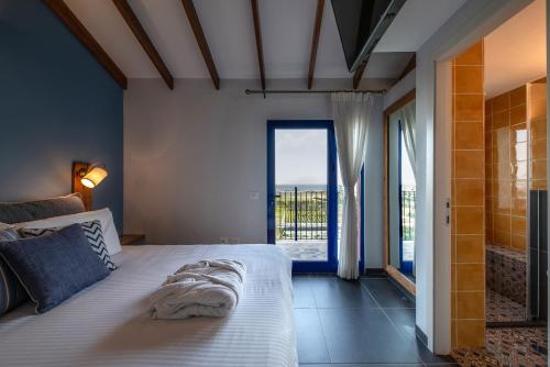 兹奇隆亚科夫Yama Wine Spa and Suites的一间卧室设有一张床和一个大窗户
