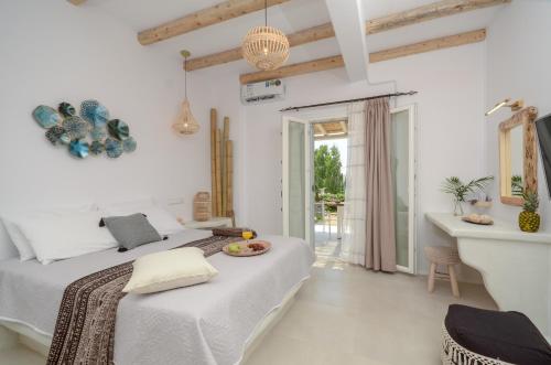 阿吉奥斯普罗科皮奥斯Naxos Nature Suites的白色卧室设有床铺和水槽