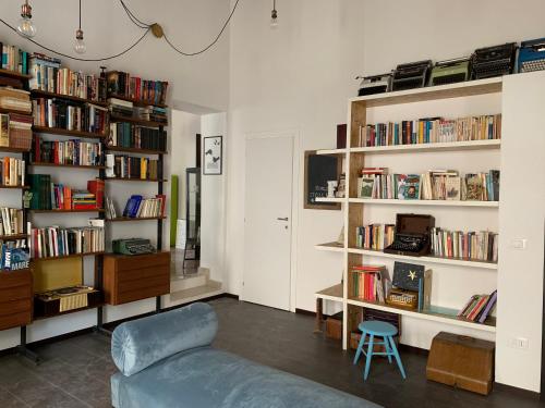 锡拉库扎Casa VerbaVolant的客厅配有沙发和书架