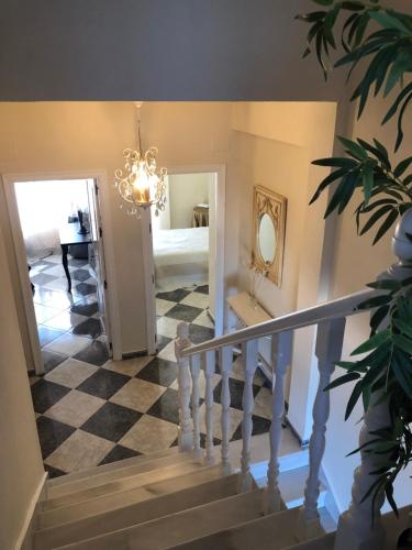 加的斯Luxury Oceanfront triplex in Cadiz的一个带吊灯和一间卧室的楼梯