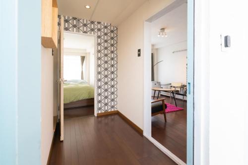 太宰府市Dazaifu - Apartment / Vacation STAY 36943的卧室设有一扇门,通往带一张床的房间