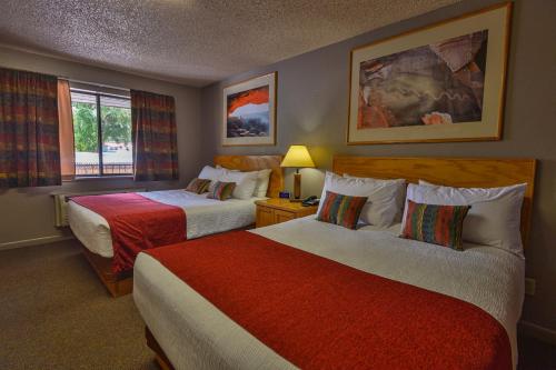 摩押乡村旅馆的酒店客房设有两张床和窗户。