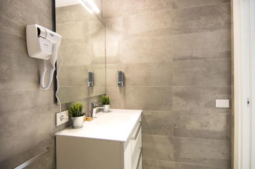 伊塞奥LA QUADRA SUITES - Central Apartments in Iseo的一间带水槽和淋浴的浴室