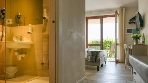 拉齐塞阿格里奥利维酒店的浴室设有玻璃门,可通往卧室