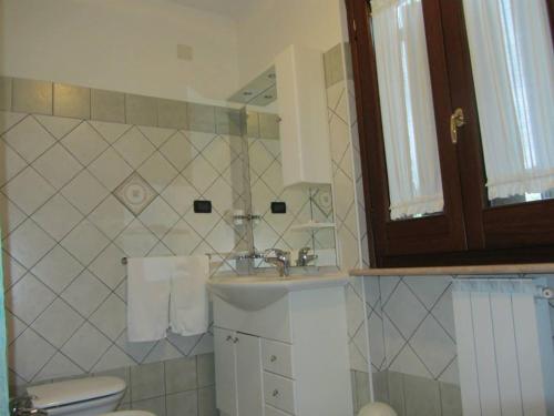 托里诺迪桑格罗Il Melograno的一间带水槽、卫生间和镜子的浴室
