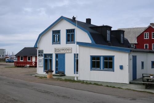 安德内斯Fredheimbrygga的白色的建筑,蓝色的屋顶在街上