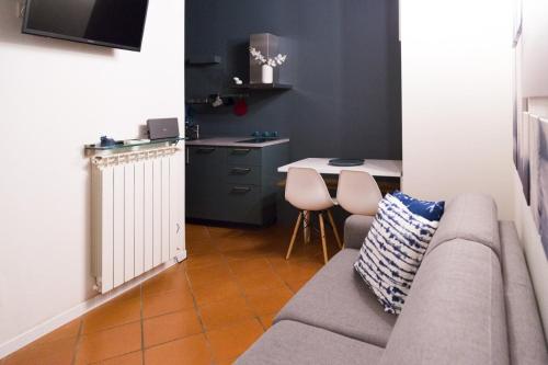 摩德纳Modena Charme Sant'Eufemia的客厅配有沙发和桌子