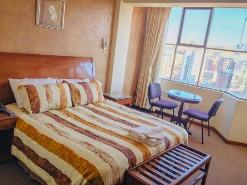 拉巴斯欧罗特尔大维纳酒店的酒店客房设有一张床和一个大窗户