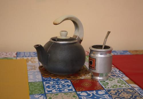 圣萨尔瓦多德朱Lo de Margarita的茶壶和桌子上的罐子