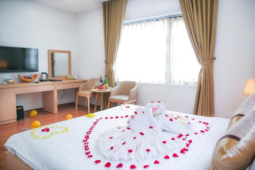 Long Anh Hotel客房内的一张或多张床位