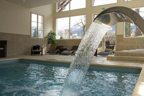 维拉尔-德朗贝斯特韦斯特巴黎大酒店的游泳池中的喷泉