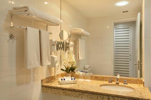 里约热内卢考帕苏尔酒店的一间带水槽和镜子的浴室