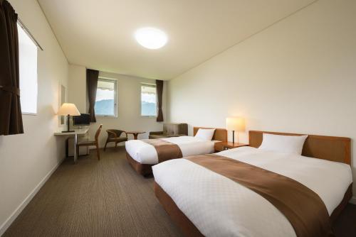 Asahi-machiAsahi Shizenkan的酒店客房配有两张床和一张书桌