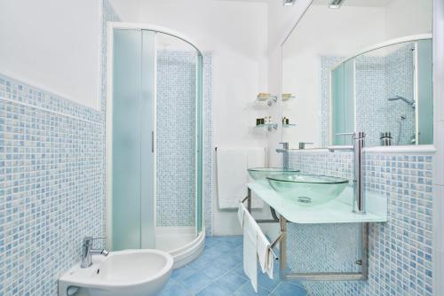卡波利韦里安特雷丝酒店的白色的浴室设有水槽和卫生间。