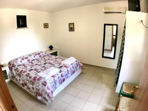 马蒂诺WHITE POOL Matino - Gallipoli - 2pl的一间卧室配有一张床和镜子