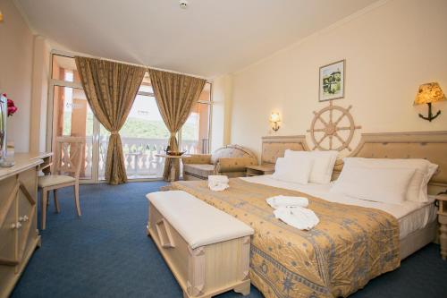 埃勒尼特Royal Park Hotel - All Inclusive的一间设有大床和窗户的酒店客房
