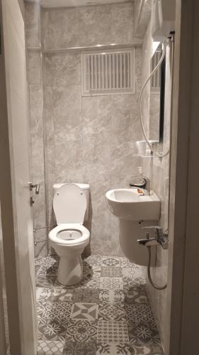 泰基尔达没问题阿尔卡亚汽车旅馆的一间带卫生间和水槽的浴室