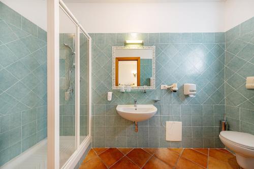 罗格桑托圣特兰诺酒店的一间带水槽和镜子的浴室