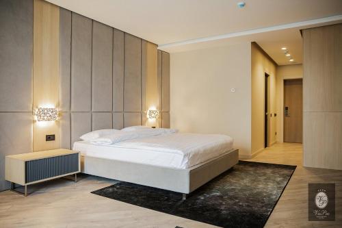 基希讷乌维斯帕斯酒店的卧室配有一张白色大床
