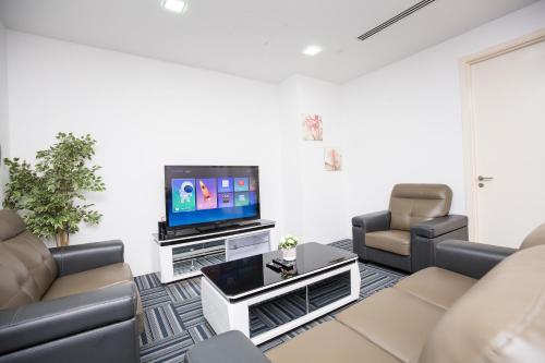 吉隆坡Binjai 8 KLCC by PSM Luxury Suites的带沙发和平面电视的客厅