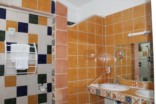 莱德农Le Mas De Gleyzes B&B de Charme的一间带水槽和镜子的浴室