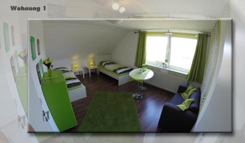 布吕根Ferien im FerienStudio1A的一间小房间,配有两张床和一间客厅
