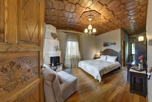 波尔塔里亚阿肯提克纳欧米迪酒店的一间卧室设有一张床和木制天花板