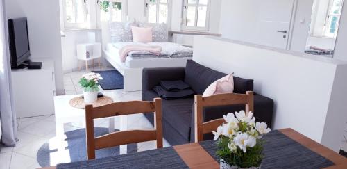 巴特阿巴赫Apartment Donaublick的客厅配有沙发和桌椅